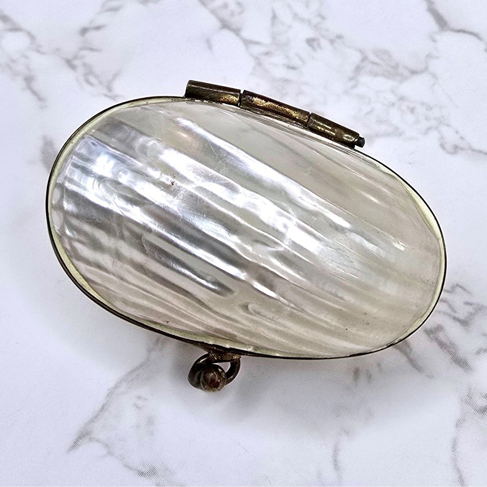 Vintage Mother of Pearl Seashell Trinket Box Brass Clasp Iridescent Pill Case - Picture 5 of 11